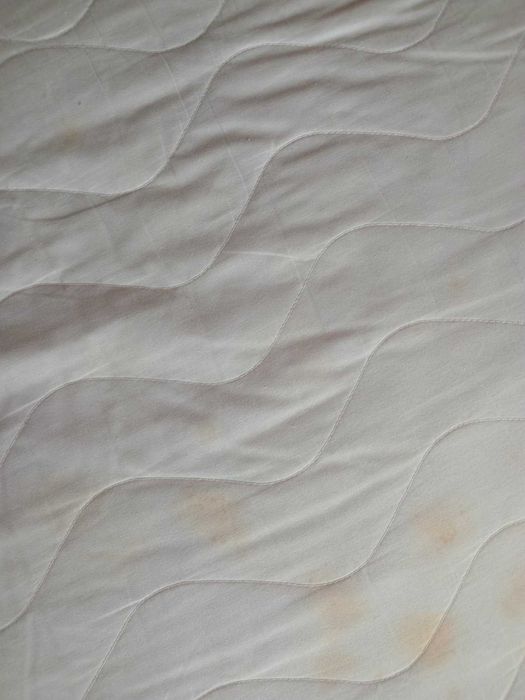 Матрас тонкий топер, б/в. Розміри 1м 50 см на 1м 90 см.