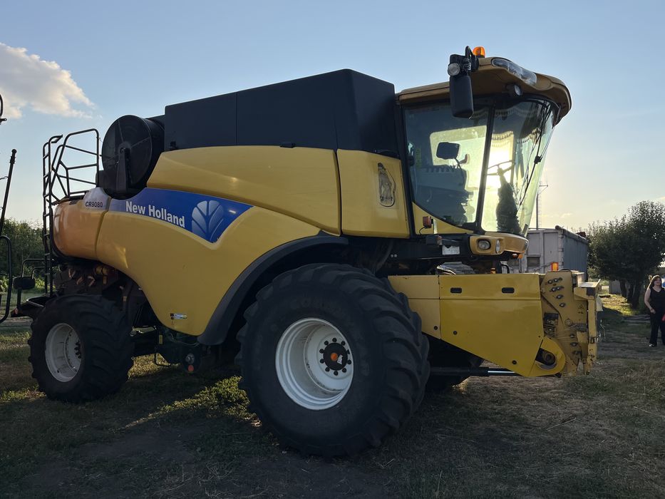 Комбайн New Holland CR9080