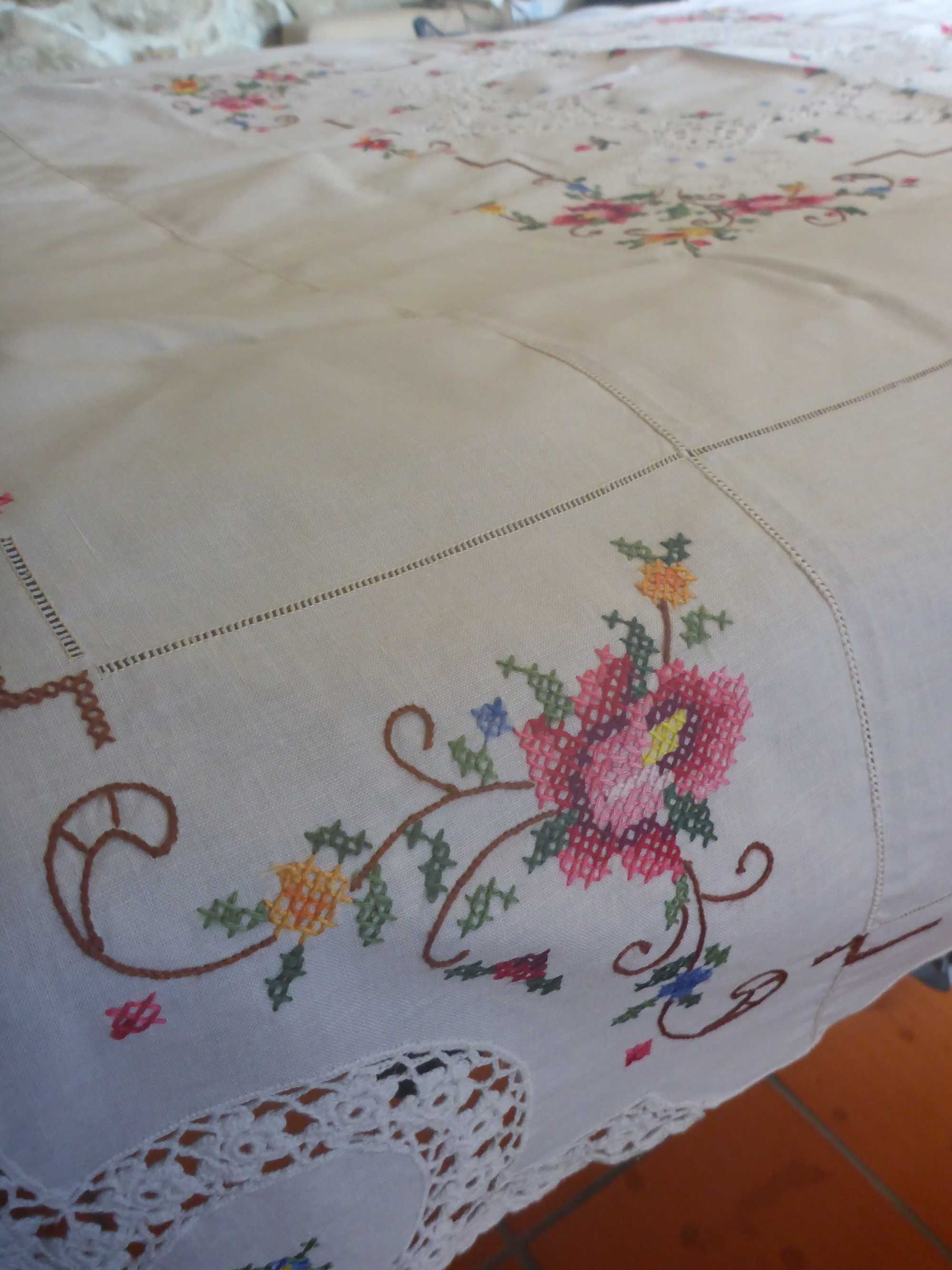 Toalha de linho abundantemente bordada a ponto cruz e renda 125x125cm