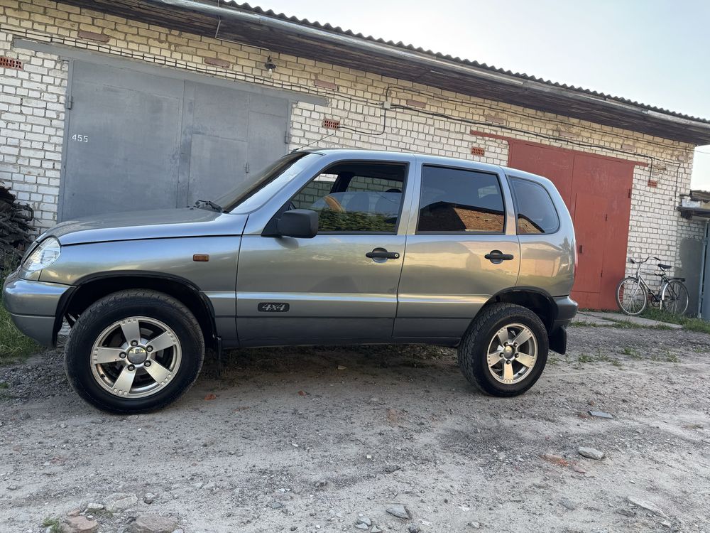 Автомобиль Chevrolet Niva