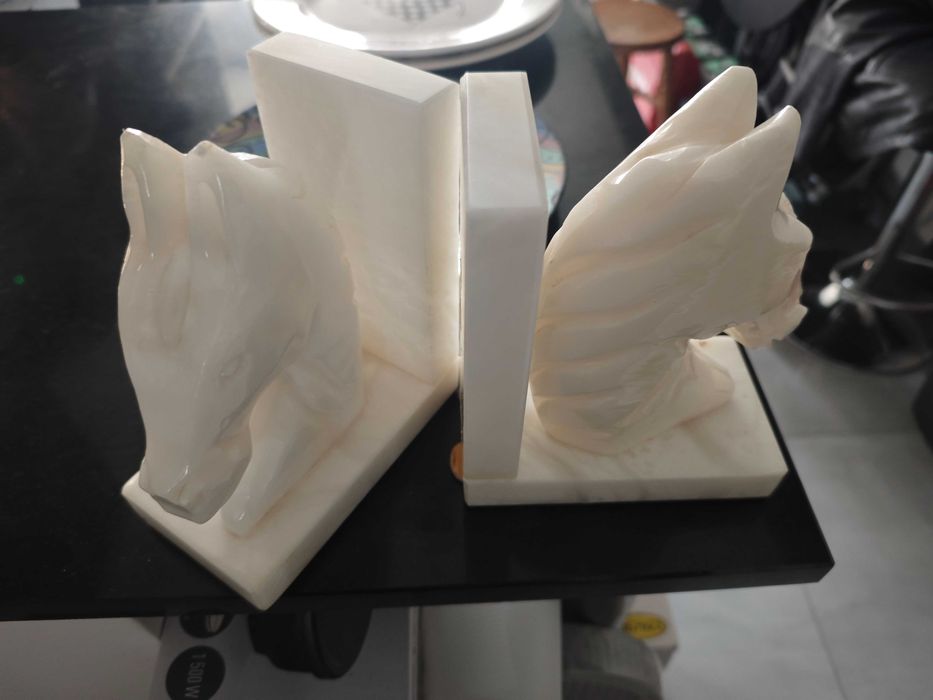 2 suportes para livros em Pedra Mármore esculpida em forma de Cavalos