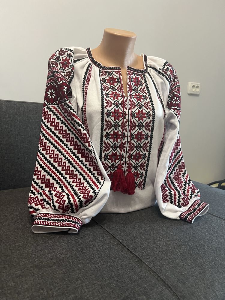 Жіноча борщівська вишиванка