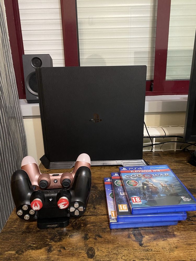 PS4 Pro 1TB + 2 comandos + 3 jogos + Dock + Suporte Vertical
