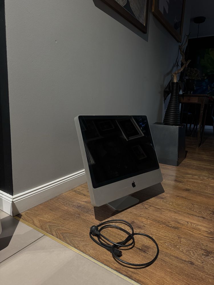 dwa komputery mac imac monitory stacjonane os ios apple ispot silver