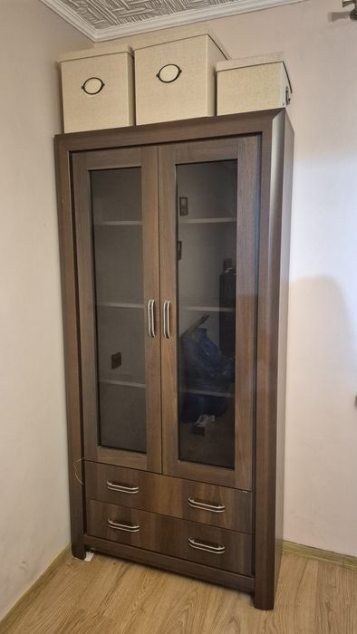Witryna z przeszkleniem i szufladami
