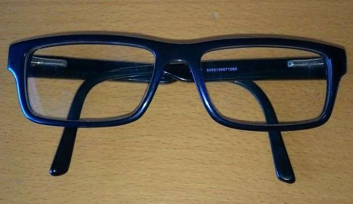 Oculos com armação azul