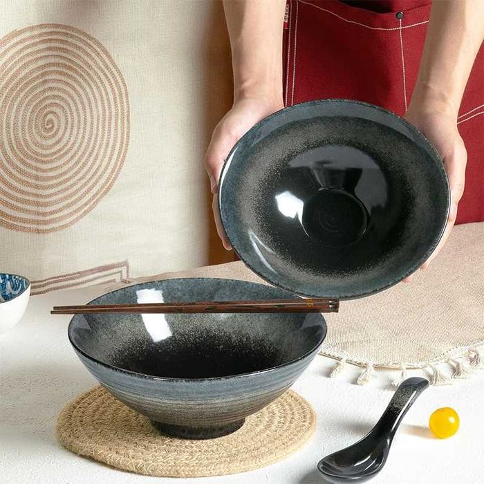 Zestaw ceramicznych misk do ramen z pałeczkami i łyżką