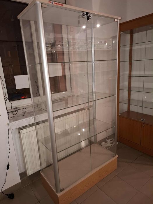 Witryny gabloty po likwidacji sklepu