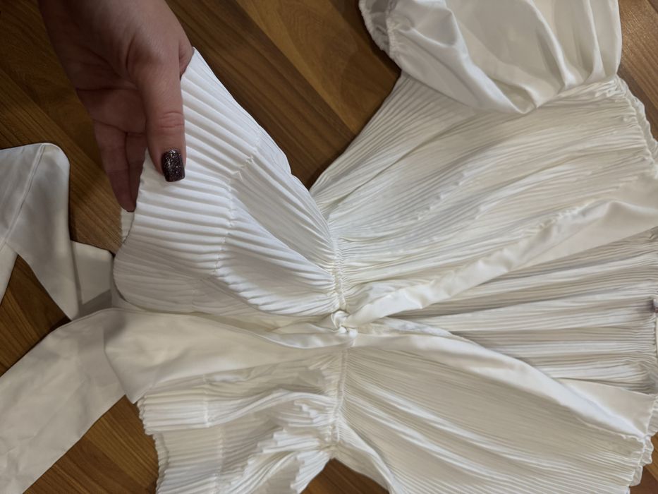 Нарядна блузка з воланом