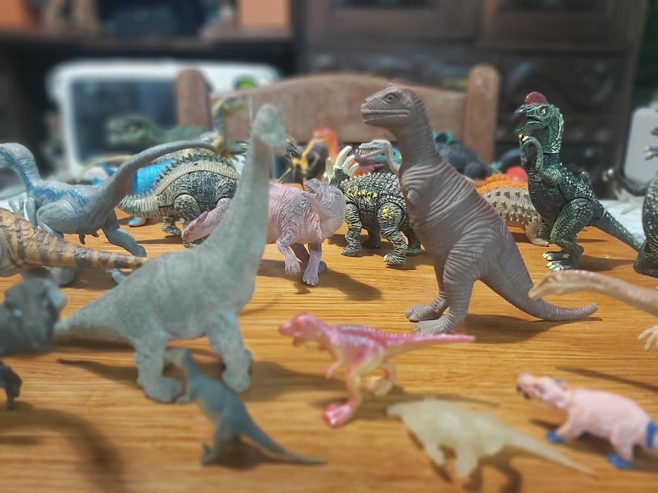 Várias figuras de dinossauros