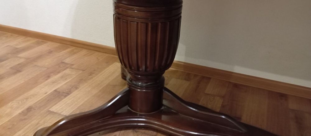 Гарний дерев'яний стіл