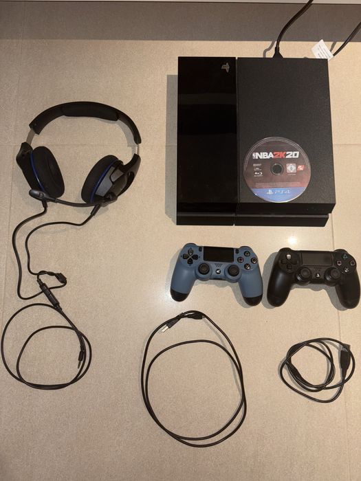 PS4 Slim 500GB com dois comandos