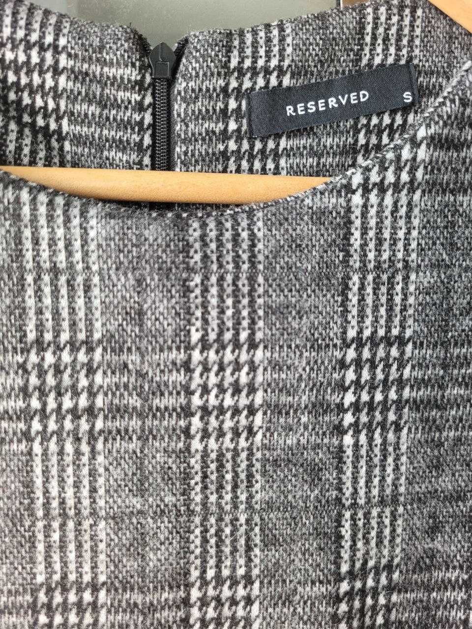 Elegancka sukienka w kratę Reserved