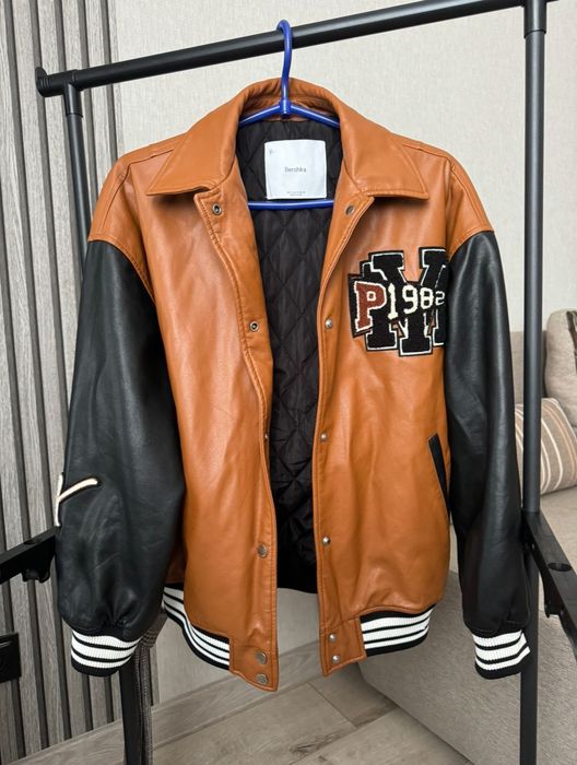 Бомбер жіночий Bershka