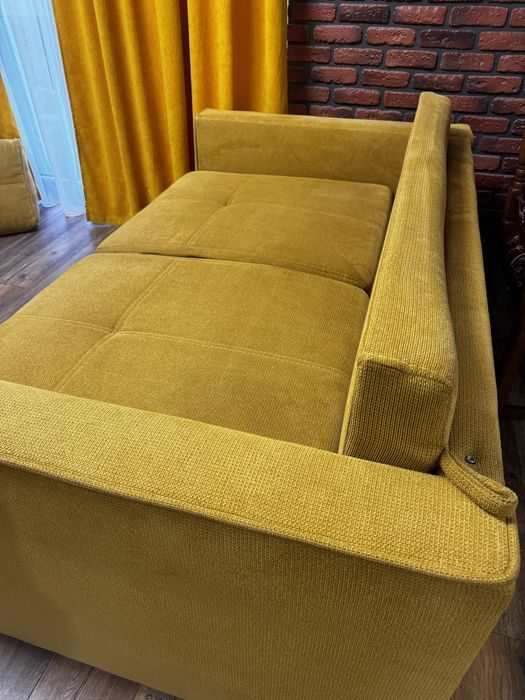 Гірчичний диван-ліжко з рогожки — міцний і зручний