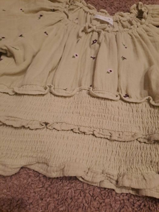 Blusa com mangas balão e bordados.