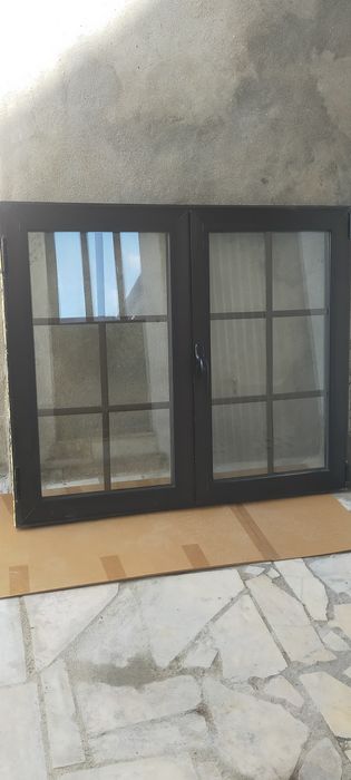 Janela oscilobatente em alumínio, com vidro duplo.