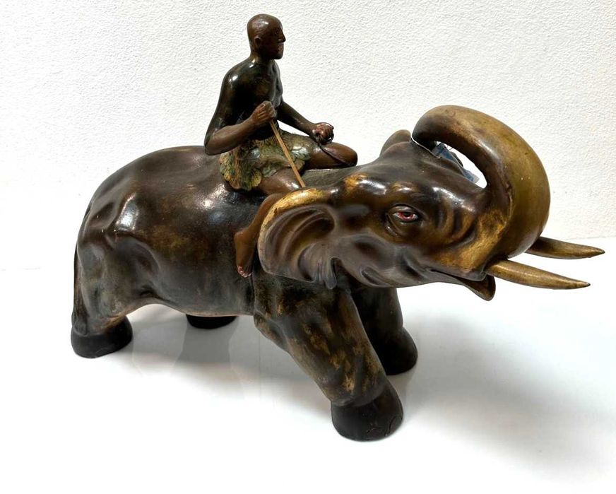 Elefante da sorte. Peça em porcelana antiga