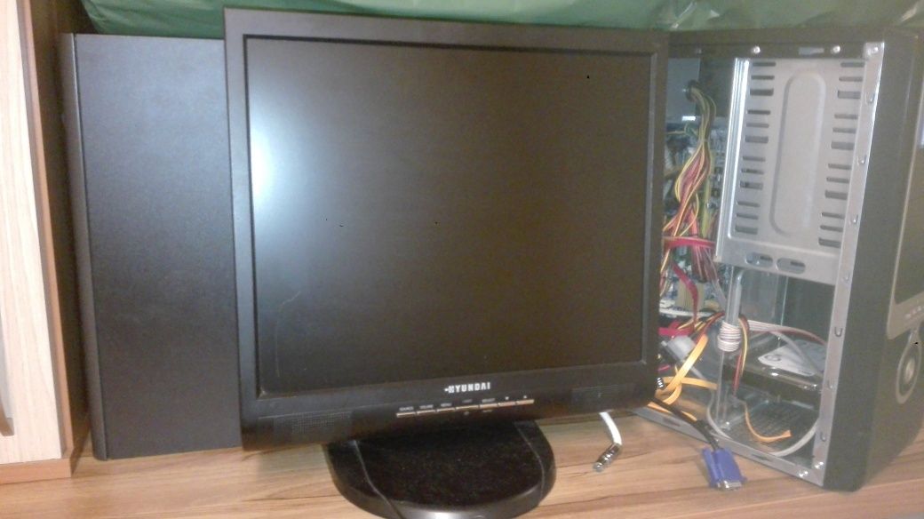 Monitor Hyundai  17" model L17T ze tunerem TV i głośnikami.