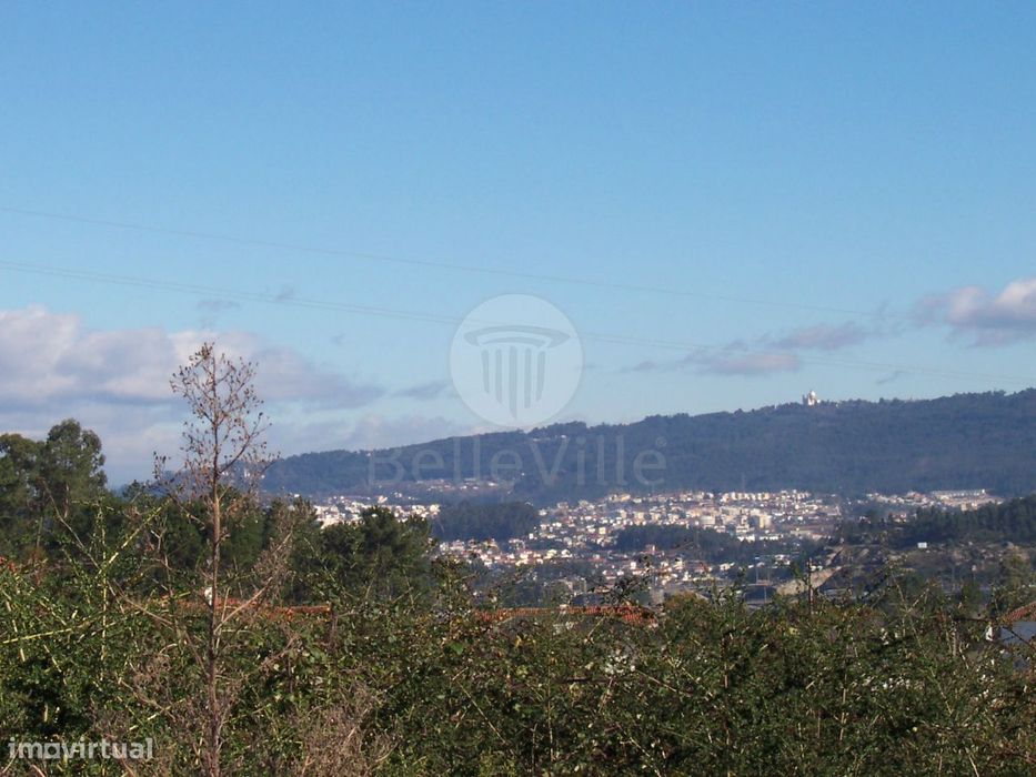 Lotes em Banda, de Gaveto e Individuais em excelente local