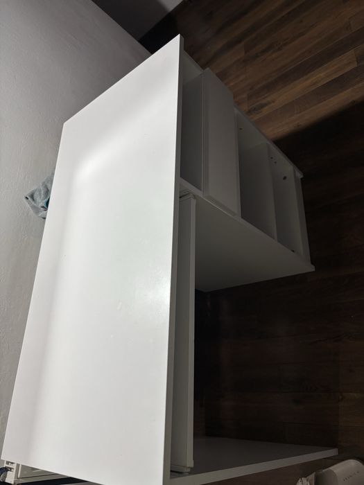 Białe biurko IKEA