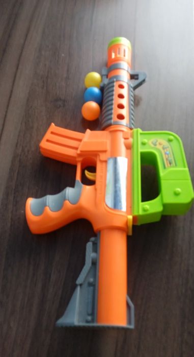 Дитячий пістолет з кульками ,все ціле