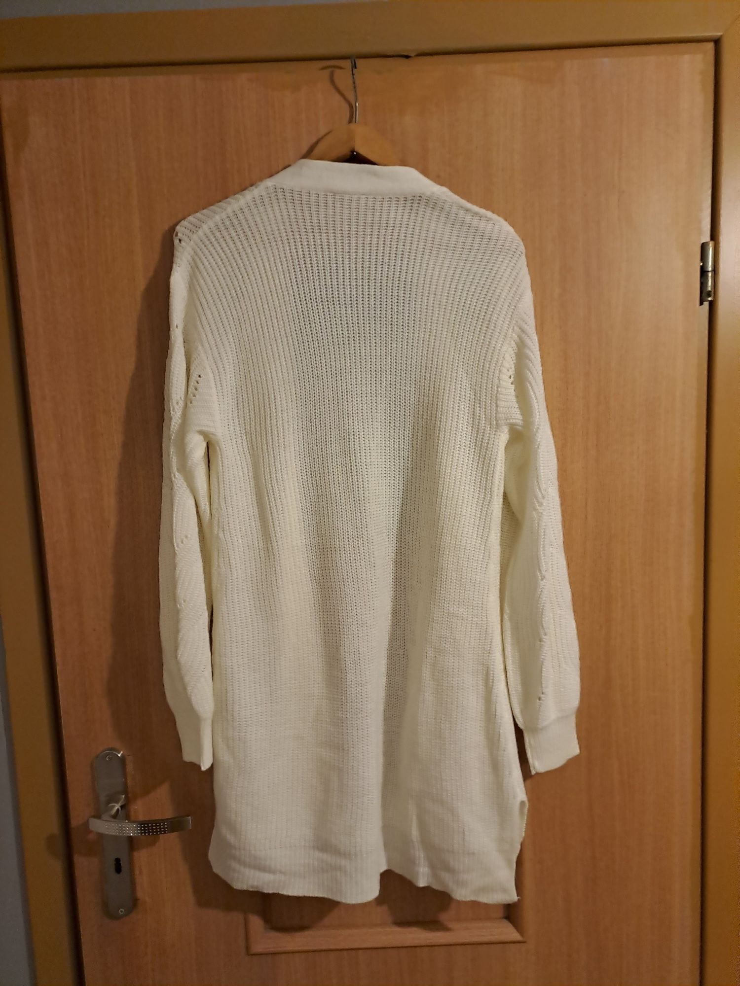 Długi biały sweter