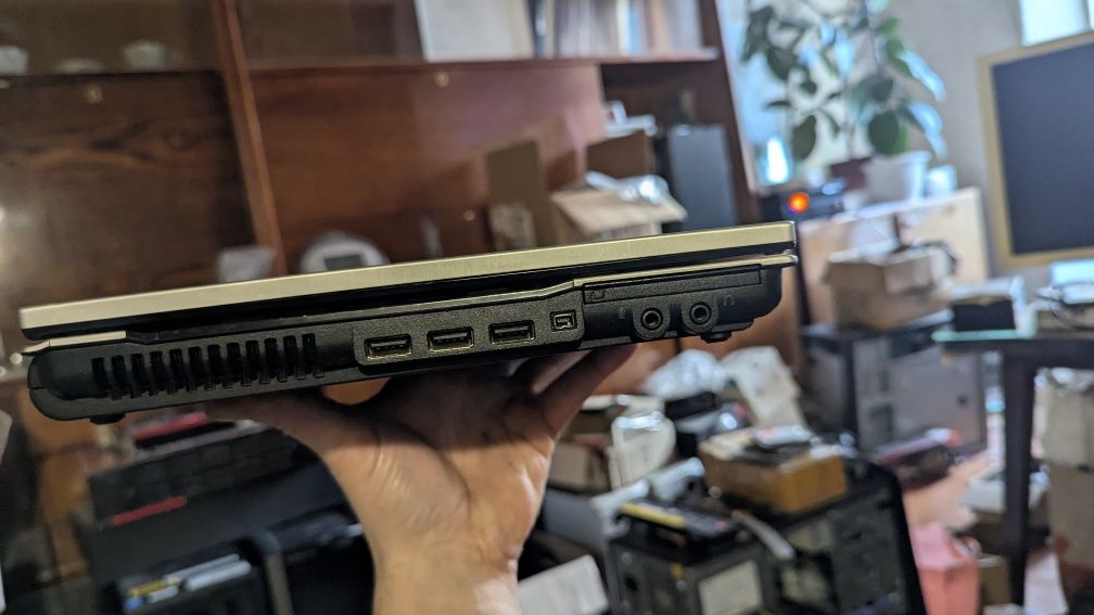 Hewlett-Packard 8440p: 14",i7-3.5 GHz, 6 DDR3, 128 SSD, original, USA
