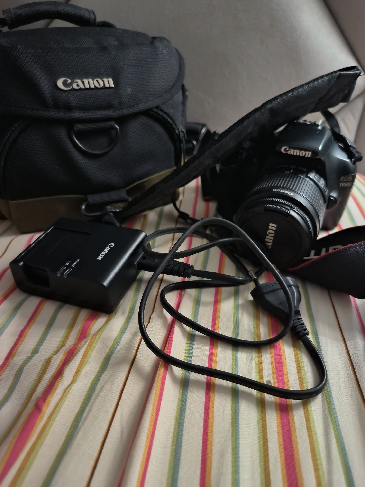 Canon 1100D com acessórios