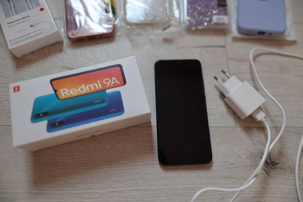Telefon Xiaomi Redmi 9A granat 64 GB + 4 etui, szkło i inne
