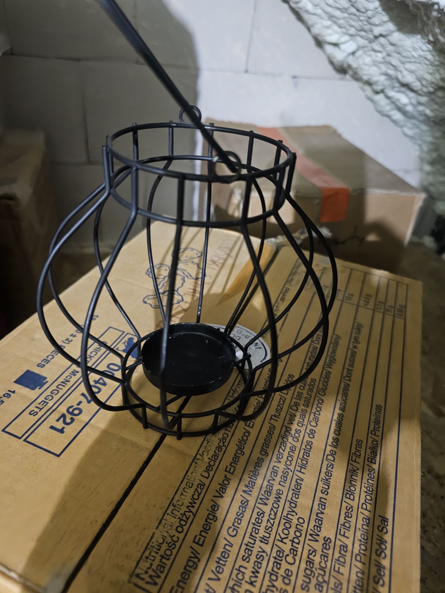 Czarny świecznik metalowy styl loft