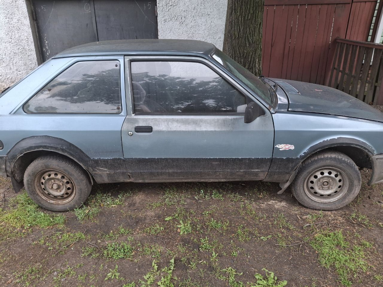 Автомобить форд экскорт