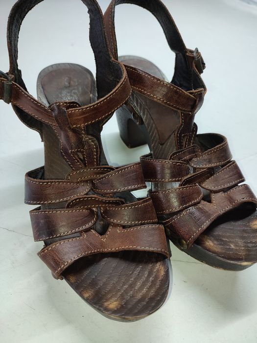 Sandálias com tacão Rastos e Pegadas