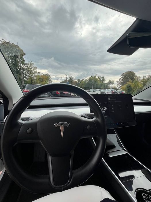 Tesla model 3 long reng dyal motors