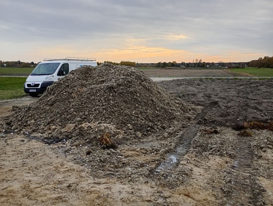 Oddam ziemię z wykopu.