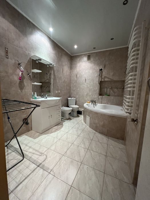 Здається 3-кімнатна квартира