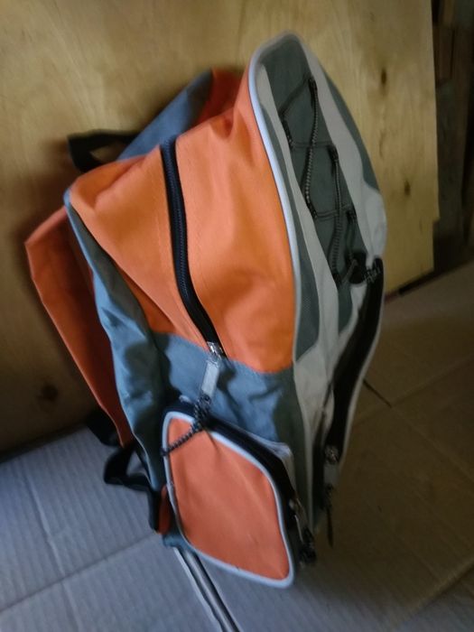 Рюкзак  серый  с  оранжевым