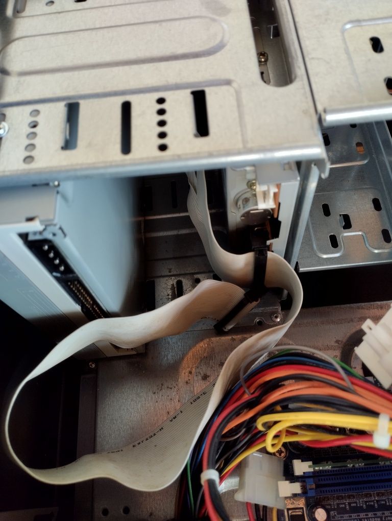 Computador torre antigo usado para peças