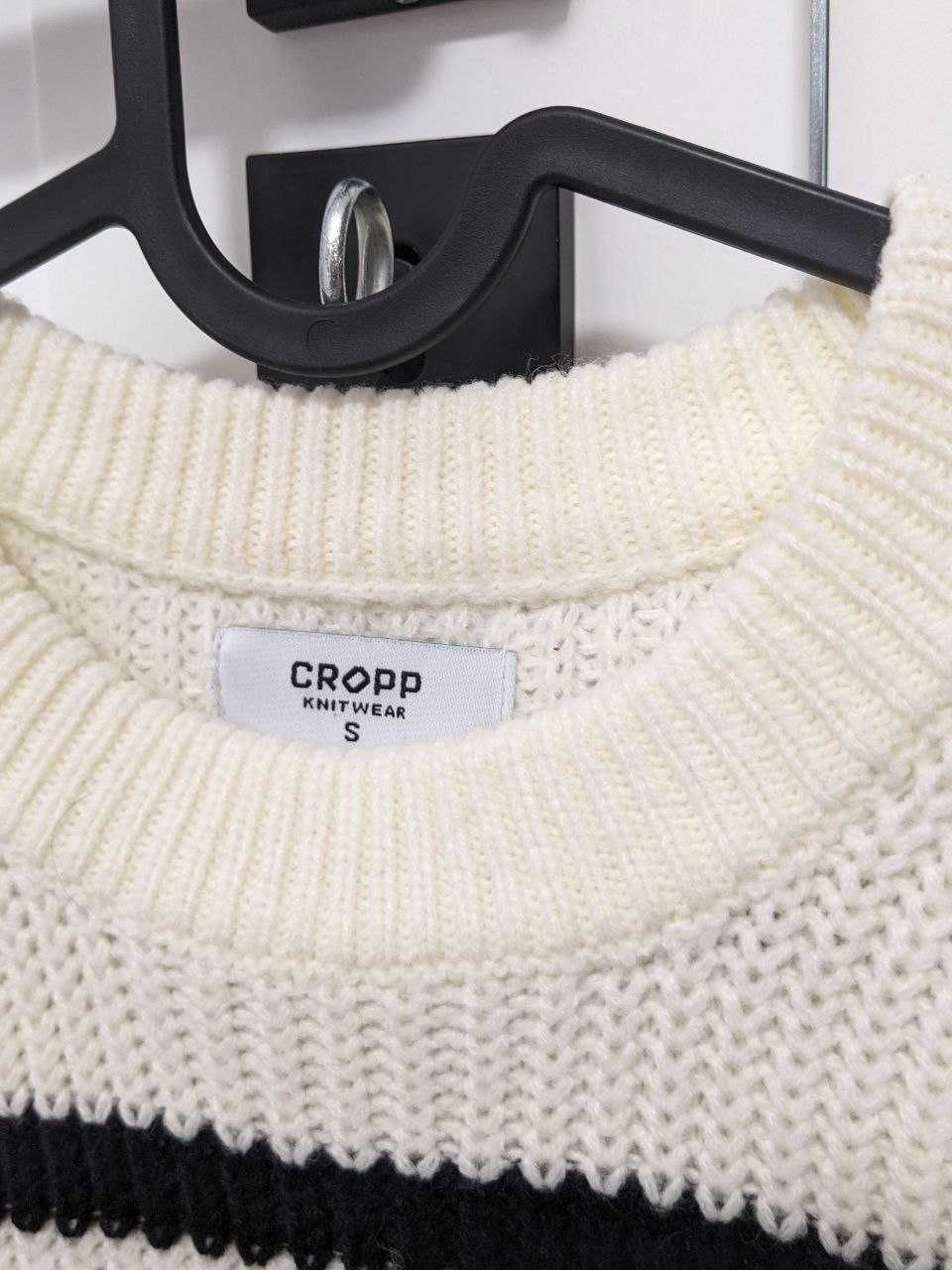 Biały sweter w paski Cropp