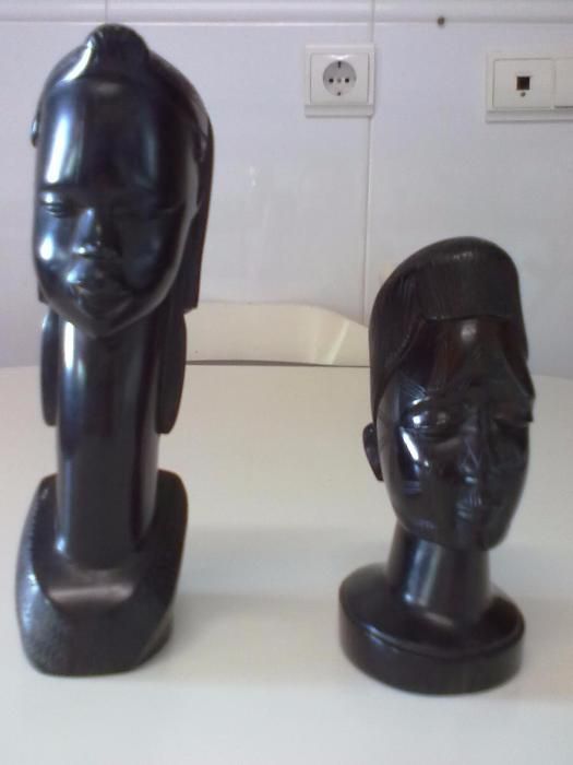 Estatuetas de madeira em pau-preto de figuras Africanas