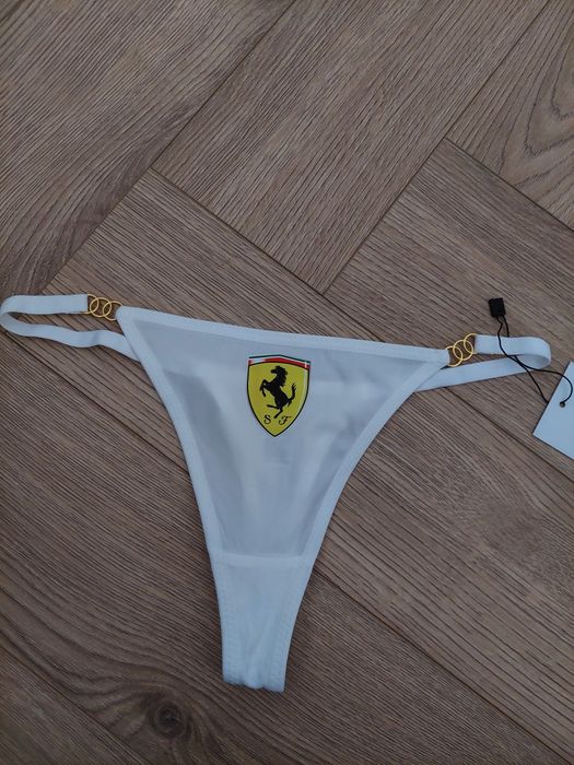 Białe stringi z logo Ferrari