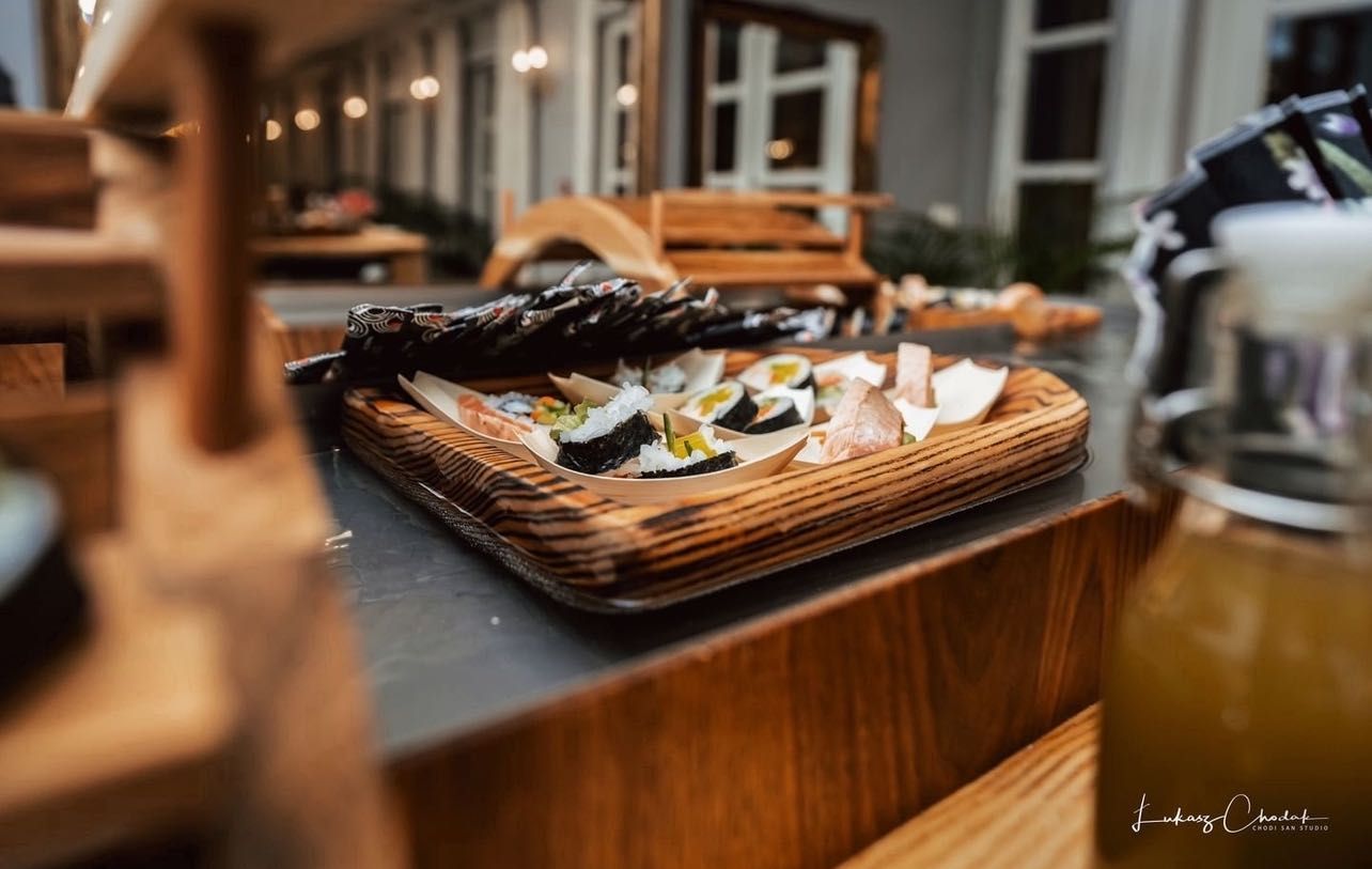 Mobilny Bar Sushi z Pływającymi Łódkami – Atrakcja na Wesele, Event,