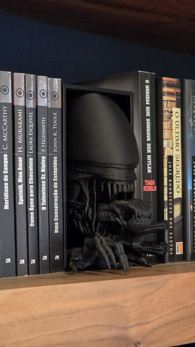 Alien para estante de livros