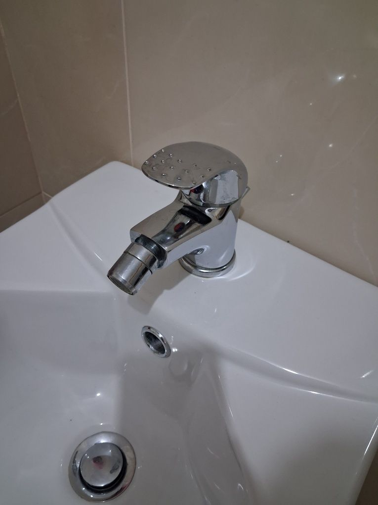 Bidé com torneira
