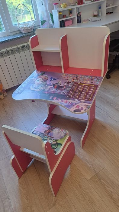Дитяча парта.З регулюванням.