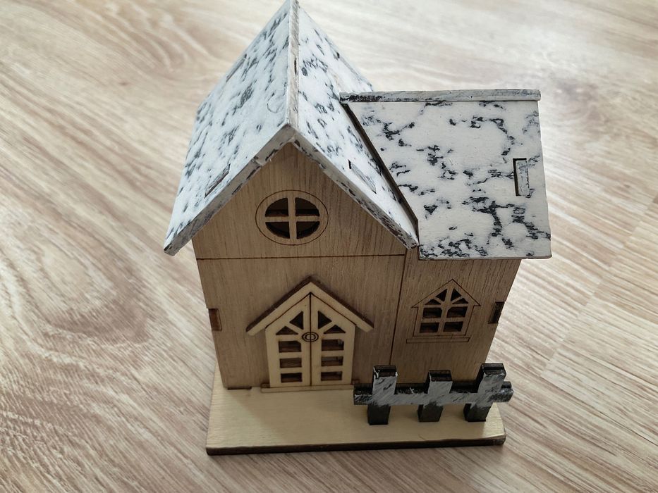 Drewniany domek stołowy