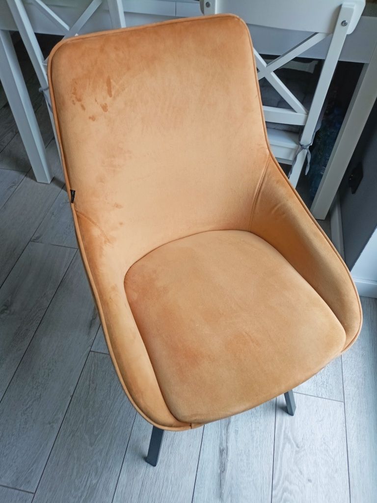 Żółte krzesło obrotowe SELSEV