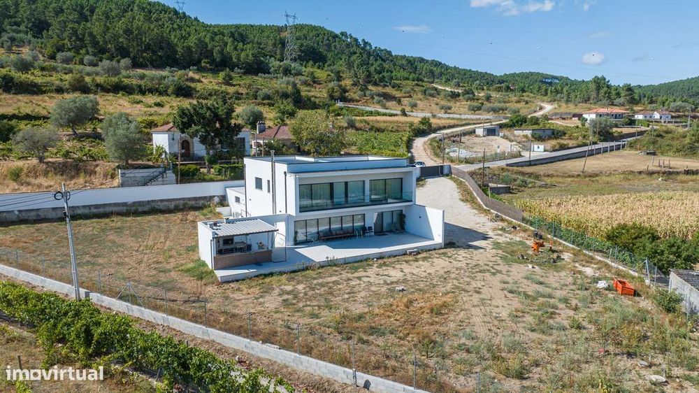 Moradia T4 semi-nova c/ 4 suites