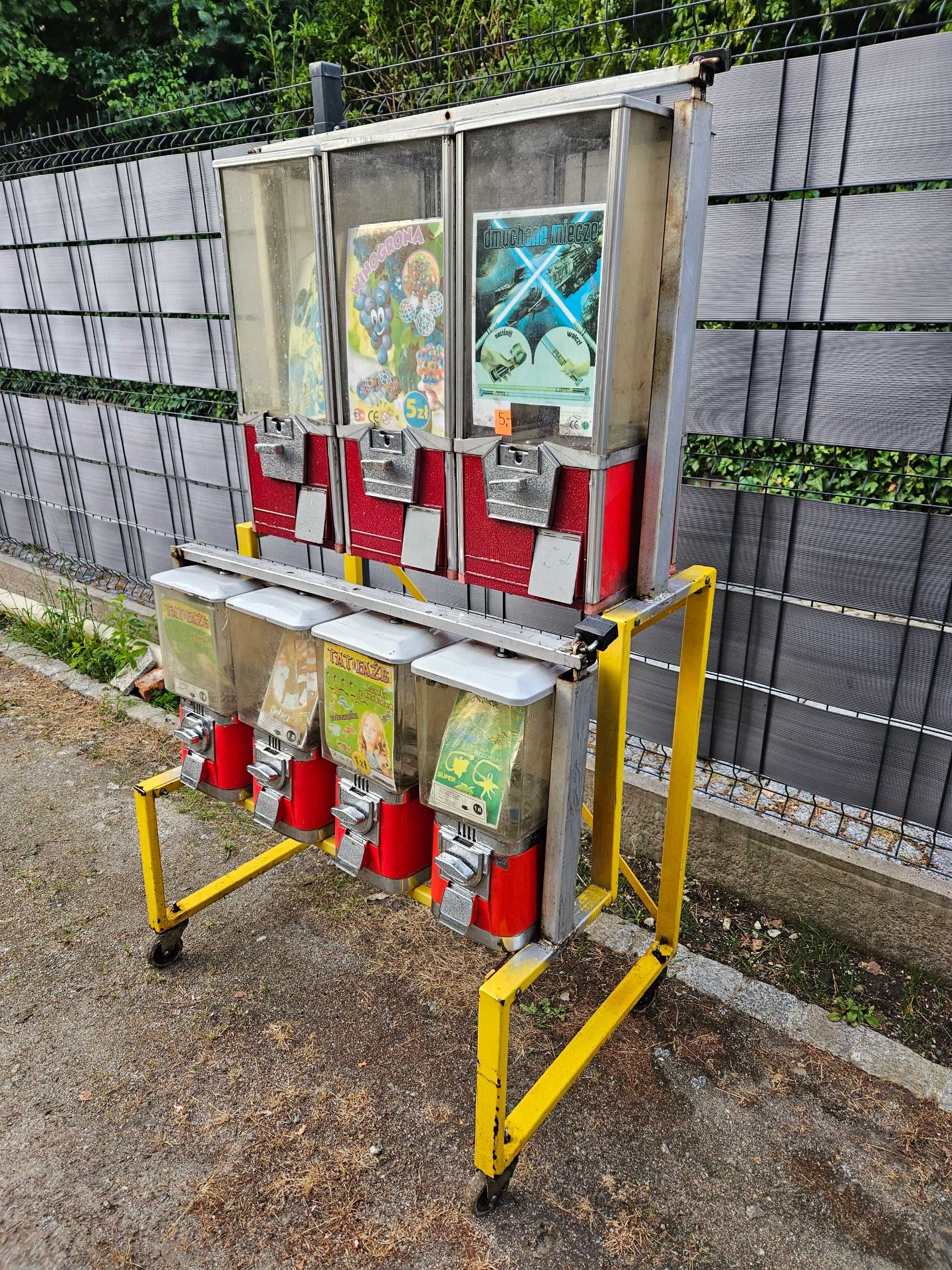 Automat zarobkowy sprzedający kulki