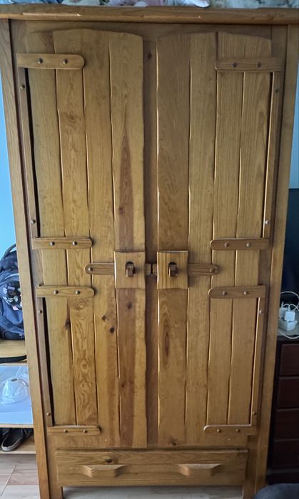 Armario de madeira robusto